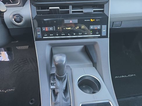Used 2021 Toyota Avalon Limited image 29