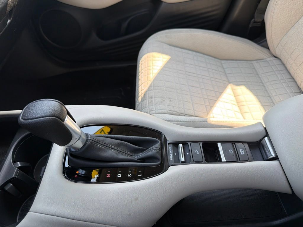 Certified 2024 Honda HR-V LX image 30