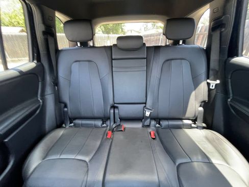 Used 2025 Mercedes-Benz GLB 250 4MATIC image 40
