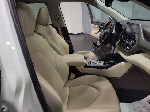 Used 2021 Toyota Highlander XLE image 23