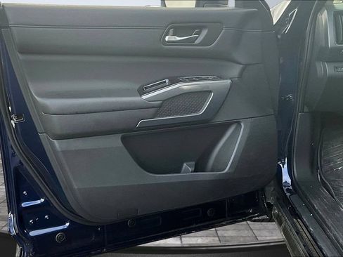 Used 2025 Nissan Pathfinder SL AWD/4WD image 17