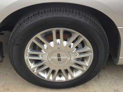 Used 2010 Lincoln Town Car Signature Limited image 5