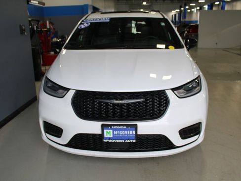 Used 2025 Chrysler Pacifica Limited FWD image 3
