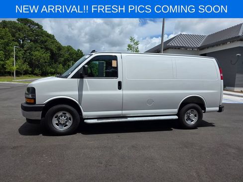 Used 2025 Chevrolet Express 2500 w/ Driver Convenience Package RWD image 3