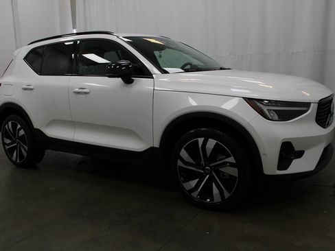 Used 2025 Volvo XC40 B5 Plus image 3