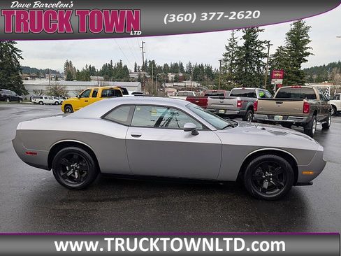 Used 2013 Dodge Challenger SXT image 2