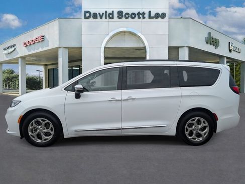 Used 2023 Chrysler Pacifica Limited FWD image 11