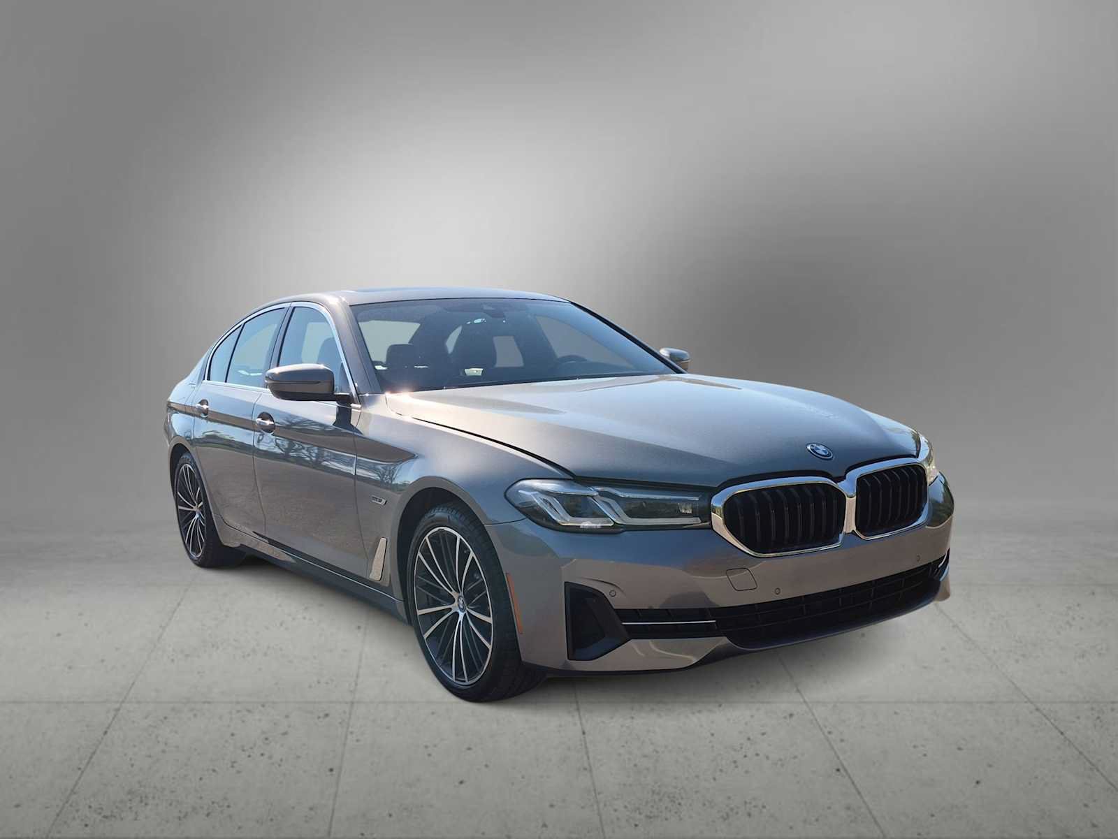 Used 2023 BMW 530e xDrive w/ Convenience Package AWD/4WD image 2