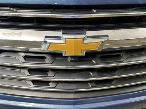 Used 2025 Chevrolet Traverse LT w/ Driver Confidence Package FWD image 9