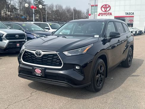 Used 2024 Toyota Highlander LE AWD/4WD image 3