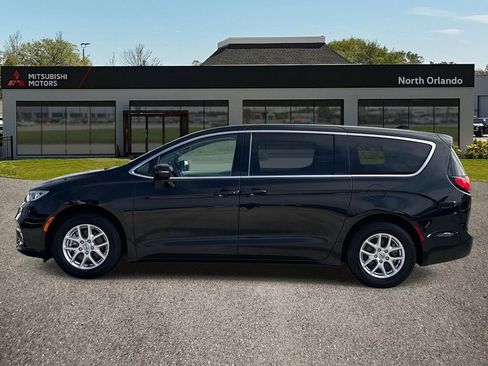 Used 2023 Chrysler Pacifica Touring-L image 6