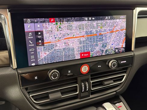 Certified 2026 Porsche Macan AWD/4WD image 25