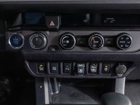 Used 2018 Toyota Tacoma TRD Off-Road w/ Technology Package image 35