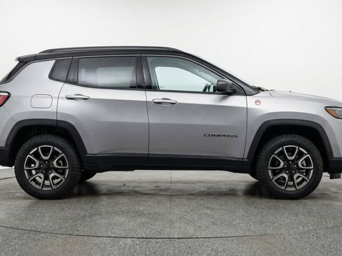 Used 2025 Jeep Compass Trailhawk AWD/4WD image 11