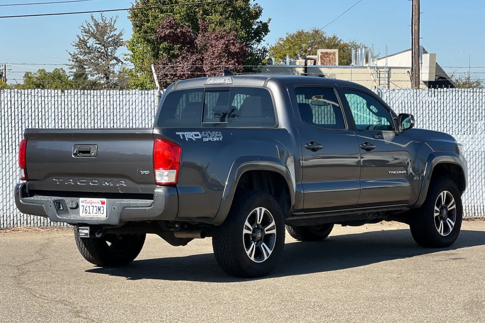 Used 2018 Toyota Tacoma TRD Sport w/ Technology Package AWD/4WD image 3