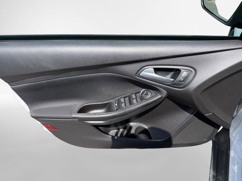Used 2018 Ford Focus SE w/ Cold Weather Package FWD image 16