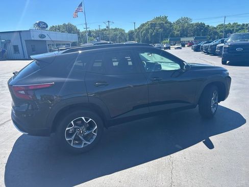 Used 2025 Chevrolet Trax LT w/ LT Convenience Package FWD image 4