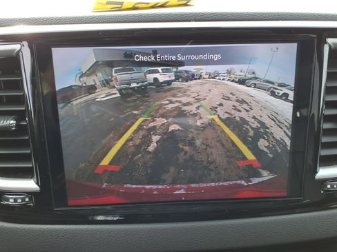 Used 2025 Chrysler Pacifica Select image 19