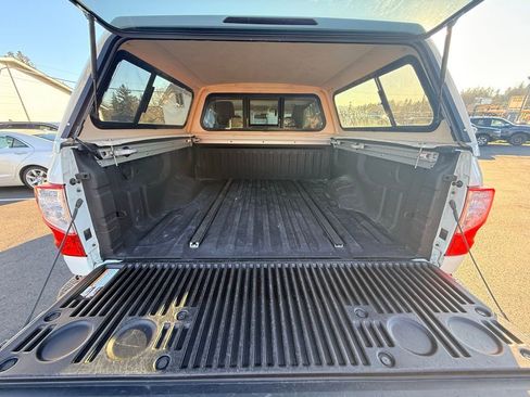 Used 2018 Nissan Titan SL image 15