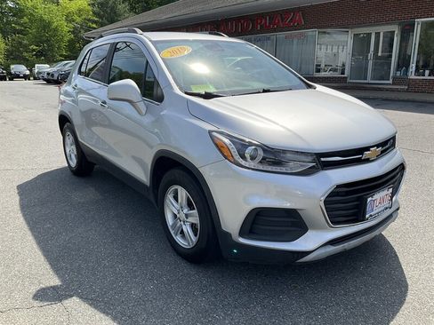 Used 2019 Chevrolet Trax LT w/ LT Convenience Package FWD image 3