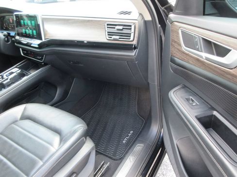Used 2024 Volkswagen Atlas SEL AWD/4WD image 20