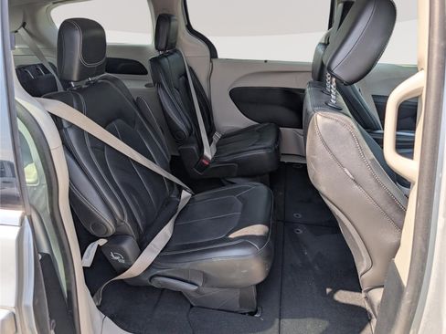 Used 2024 Chrysler Pacifica Touring-L FWD image 11