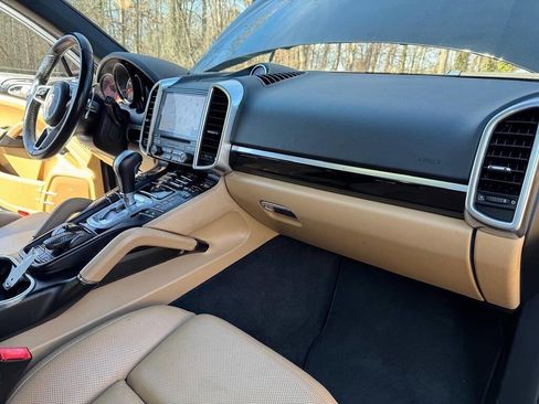 Used 2017 Porsche Cayenne Platinum Edition w/ Premium Package (PJV) image 25