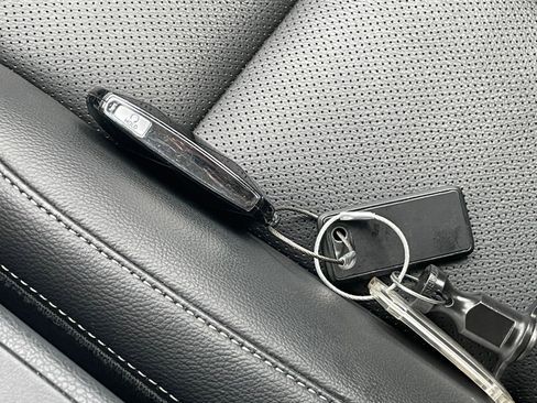 Used 2025 Genesis G70 2.5T image 22