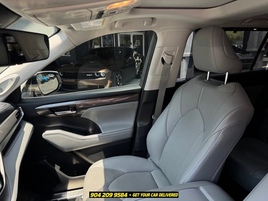 Used 2021 Toyota Highlander Limited FWD image 26