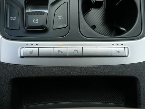 Used 2025 Kia Carnival FWD image 31