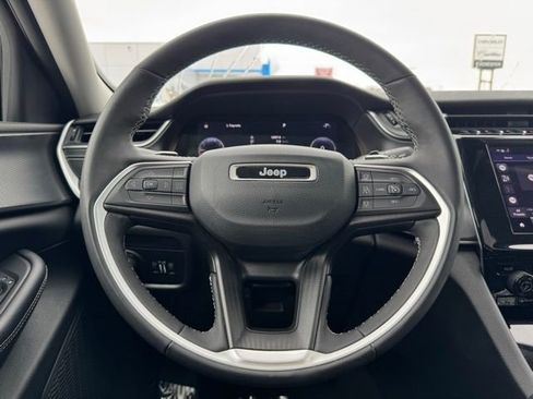 Used 2023 Jeep Grand Cherokee Laredo image 31