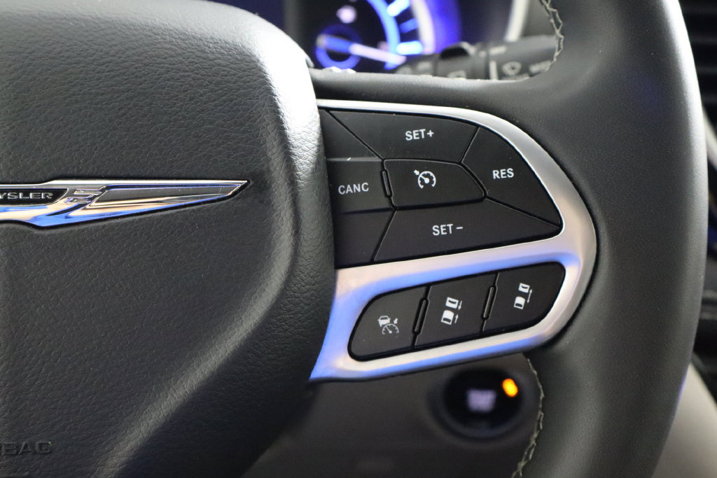 Used 2024 Chrysler Pacifica Limited FWD image 10