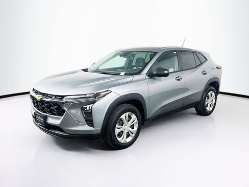 Used 2024 Chevrolet Trax LS FWD image 3