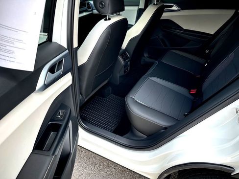 Certified 2025 Volkswagen Taos SE FWD image 24