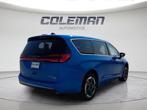 New 2027 Chrysler Pacifica Limited w/ Family Tech Group AWD/4WD image 11