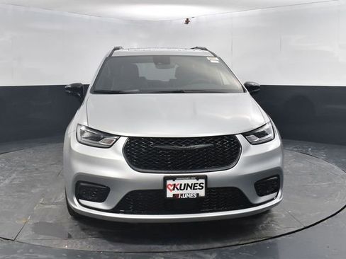 New 2026 Chrysler Pacifica Limited image 2