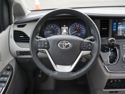 Used 2015 Toyota Sienna FWD image 18