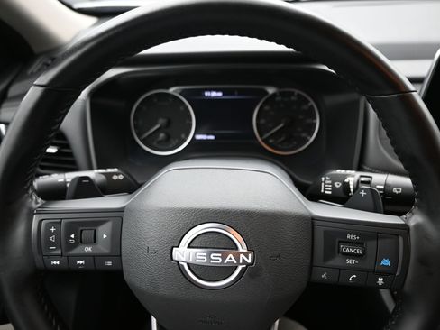 Used 2025 Nissan Rogue SV FWD image 8