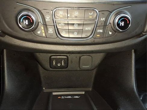 Used 2023 Chevrolet Traverse LT image 18