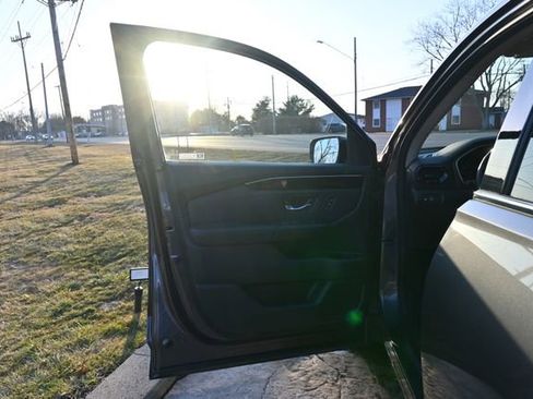 Used 2025 Honda Pilot Touring image 27