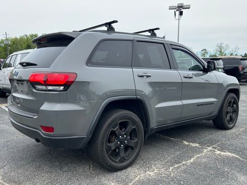 Used 2019 Jeep Grand Cherokee Laredo image 3