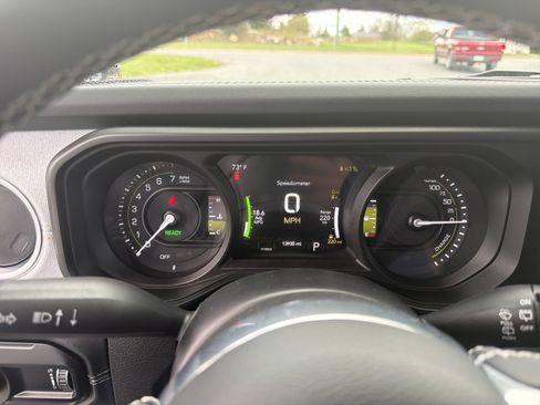 Used 2025 Jeep Wrangler Sahara AWD/4WD image 20