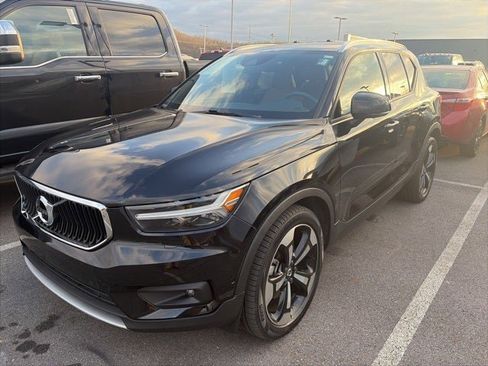 Used 2019 Volvo XC40 T5 Momentum image 2