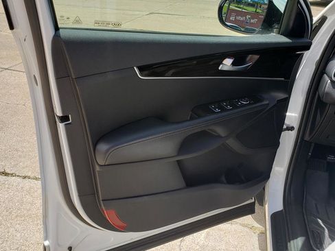 Used 2019 Kia Sorento AWD image 12