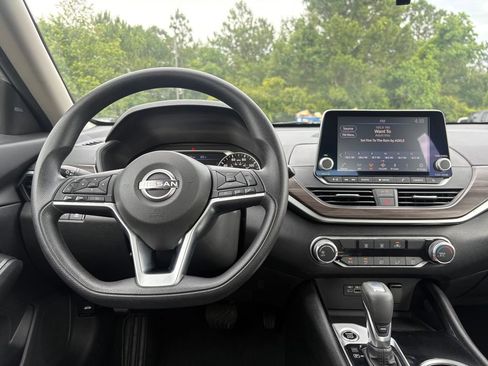 Used 2024 Nissan Altima 2.5 SV FWD image 12