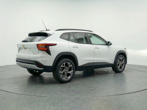 Used 2025 Chevrolet Trax LT FWD image 6