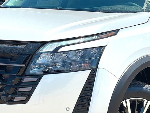 New 2026 Nissan Pathfinder Platinum w/ Accent Package AWD/4WD image 4