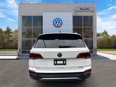 Certified 2022 Volkswagen Taos SE w/ Panoramic Sunroof Package image 4