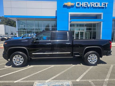 Used 2025 Chevrolet Silverado 2500 High Country w/ High Country Premium Package AWD/4WD image 2
