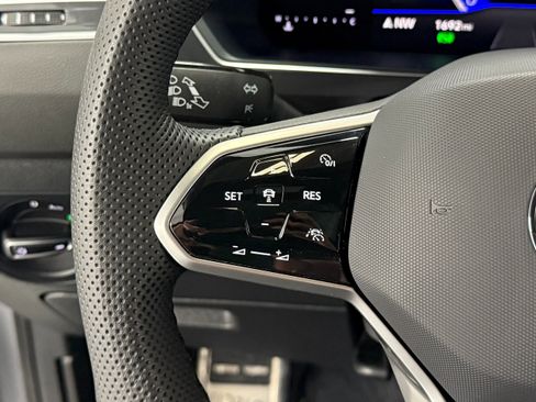 Used 2024 Volkswagen Tiguan SE R-Line image 19